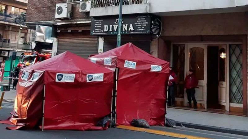Una mujer subió a la terraza de un edificio con sus dos hijos, se lanzaron al vacío y murieron