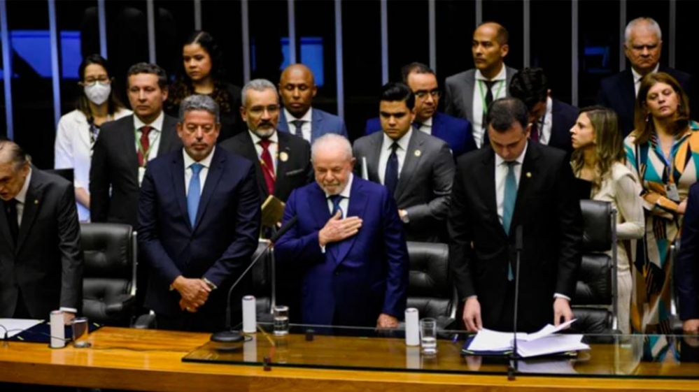 “Prometo defender la Constitución y sustentar la unión de Brasil”