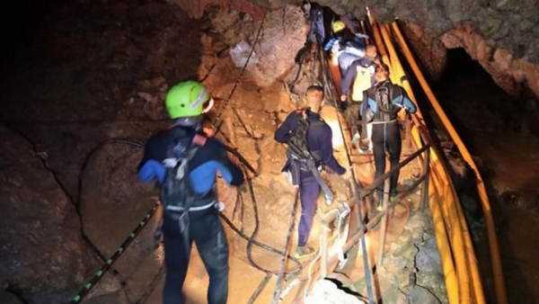 Rescataron a 11 de los 12 niños atrapados en la cueva de Tailandia