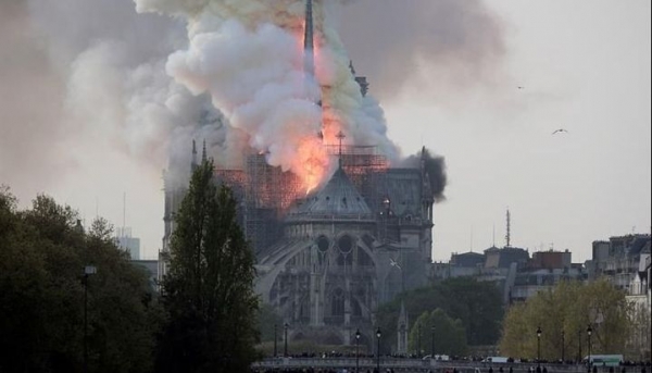 Se incendia la Catedral de Notre Dame de París: cayó la aguja de la torre principal