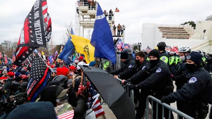 Manifestantes a favor de Trump interrumpen y suspenden la sesión que daría por oficial el triunfo de Biden