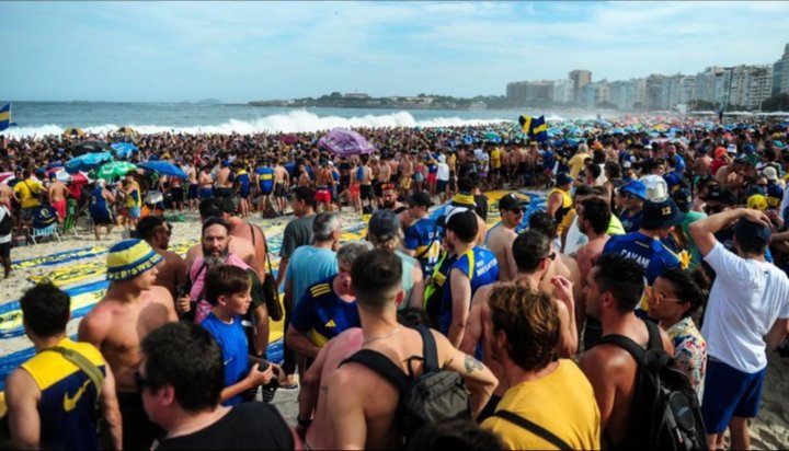 Tras los incidentes, la gente de Boca realiza su banderazo en Copacabana