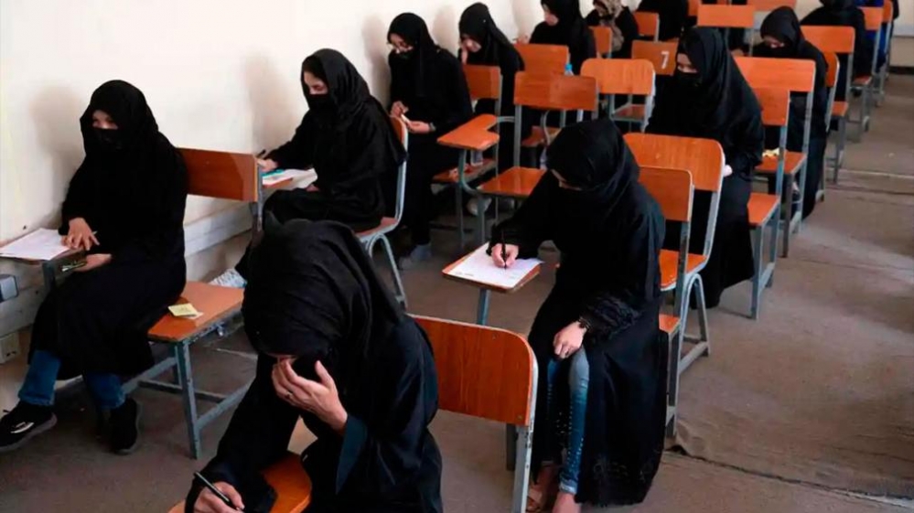 Afganistán: los talibanes prohibieron la educación universitaria a mujeres