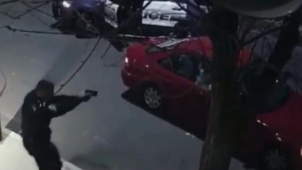 Policías dispararon a una pareja que cantaba dentro de un auto