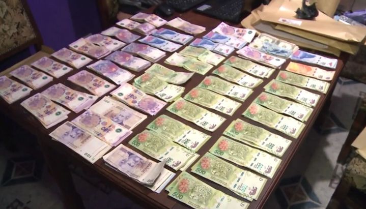 Detienen a un hombre que llevaba casi un millón de pesos en su auto