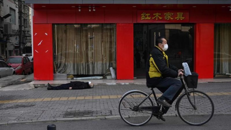 Un hombre muerto en medio de la calle: la imagen que captura la crisis del coronavirus