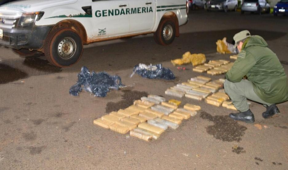 Patrulla de Gendarmería halló más de 74 kilos de marihuana abandonados