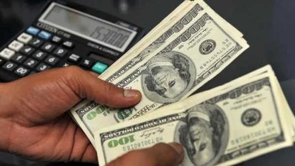 El dólar retrocedió otros 10 centavos y se volvió a vender a $28