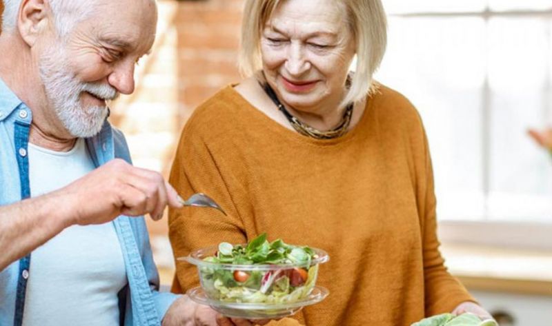 Recomiendan a los adultos mayores una alimentación saludable para enfrentar el Covid