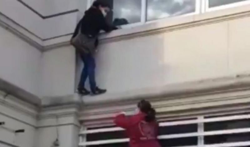 Coronavirus: como no podía ver a un pariente aislado, una mujer se trepó por la cornisa del Hospital Muñiz