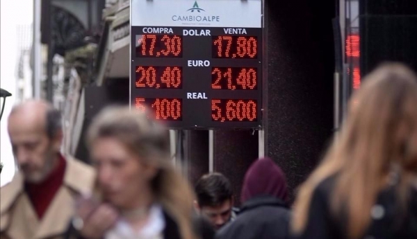 El dólar tocó los $18 ante la demanda y el clima electoral