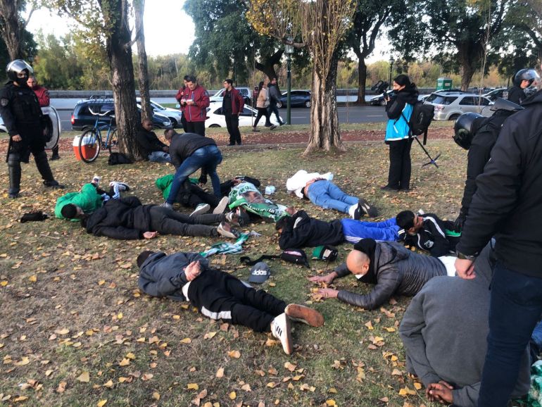Detuvieron a 50 hinchas de Deportivo Cali en Puerto Madero: tenían cuchillos, navajas y facas