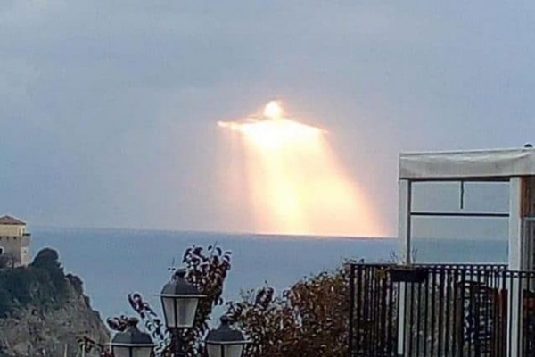 Un Jesús iluminado aparece en el Mediterráneo