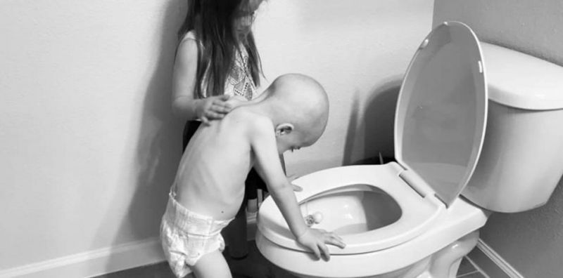 La historia detrás de la foto más conmovedora: una nena de 5 años consuela a su hermano enfermo de cáncer