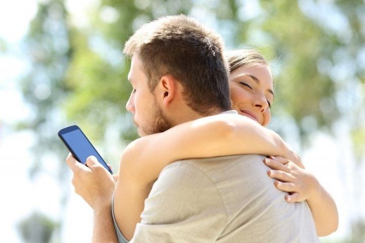 Encuesta pirata: ellos las buscan más jóvenes y ellas a hombres mayores