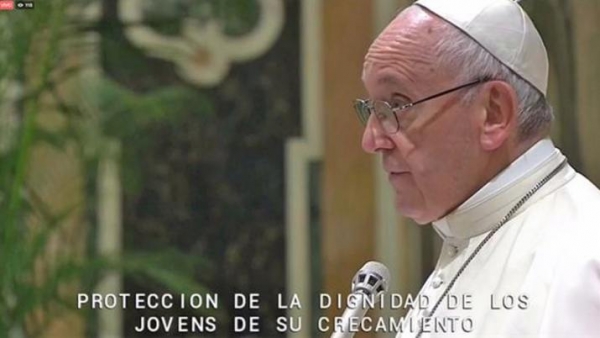 El Papa llamó a combatir el abuso de chicos en Internet, en su primer Facebook live