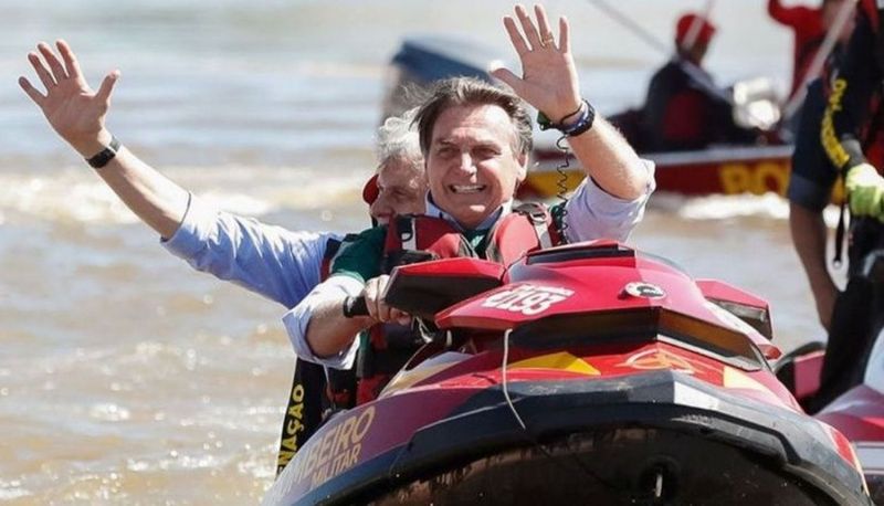 Bolsonaro se pasea en jet ski ante el luto oficial y más de 10.000 muertos por Covid-19