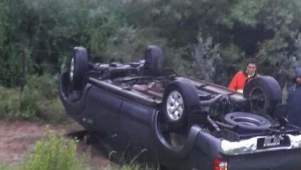 Operarios jujeños realizaban mantenimiento en la ruta 34 y volcaron con su camioneta