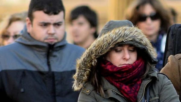 En pocas horas, la temperatura descendió 25 grados en Santiago y el frío se mantendría unos días más