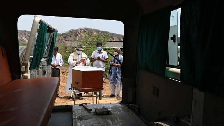 Con 4.529 muertes diarias por coronavirus, India marca un nuevo récord mundial