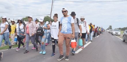 Por tierras, mejor Salud y ayuda para fin de año caminan hasta la capital provincial