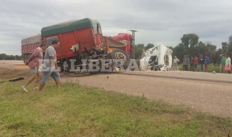 Terrible choque frontal de camiones cerca de Otumpa: hay al menos un muerto