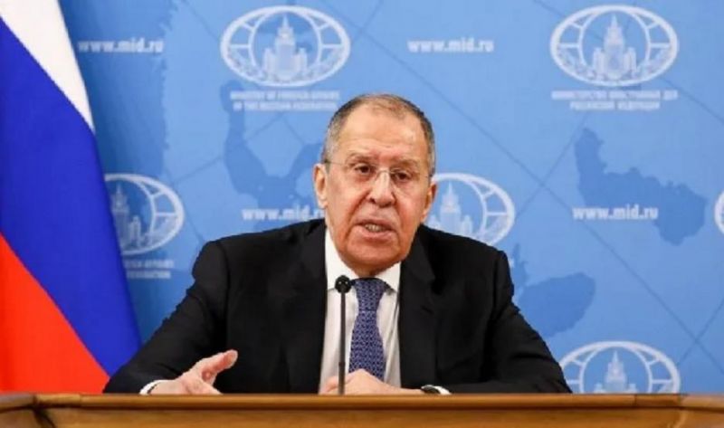 El canciller ruso dijo que continuarán negociando por la paz, pero que no cesarán con la ofensiva