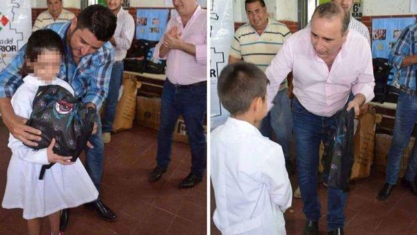 Un intendente repartió mochilas con dibujos de hojas de marihuana