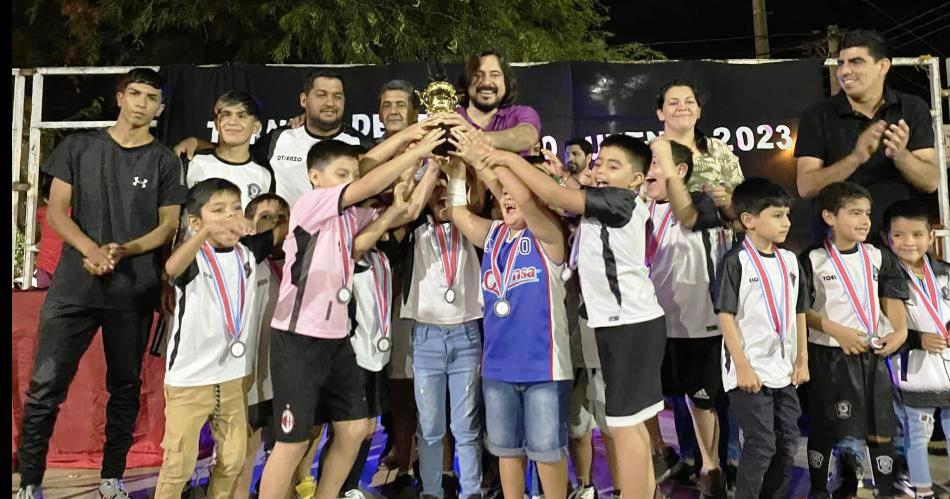Recibieron premios los participantes del torneo de fútbol infanto juvenil.