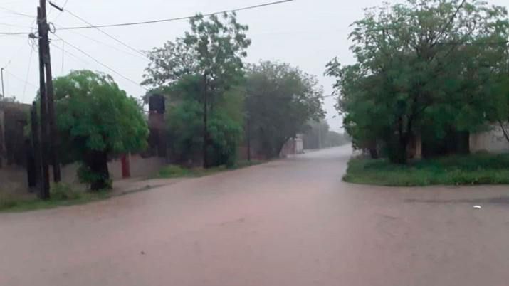 La lluvia llegó a Tintina con importante actividad eléctrica y descenso de la temperatura