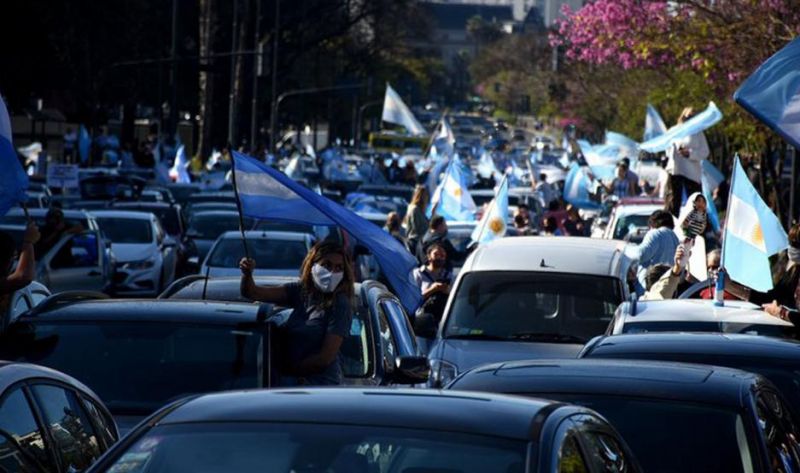 Multitudinario banderazo contra el Gobierno en distintos puntos del país