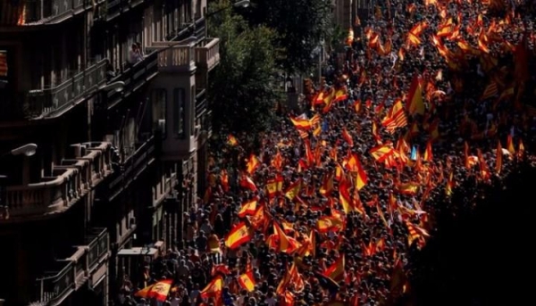 Cientos de miles se manifiestan en Barcelona contra la independencia de Cataluña