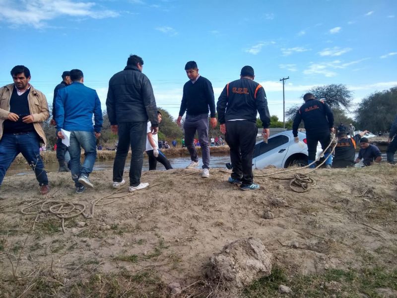 Insólito: “Olvidó” a su amigo en el auto que cayó a un canal y fue hallado muerto
