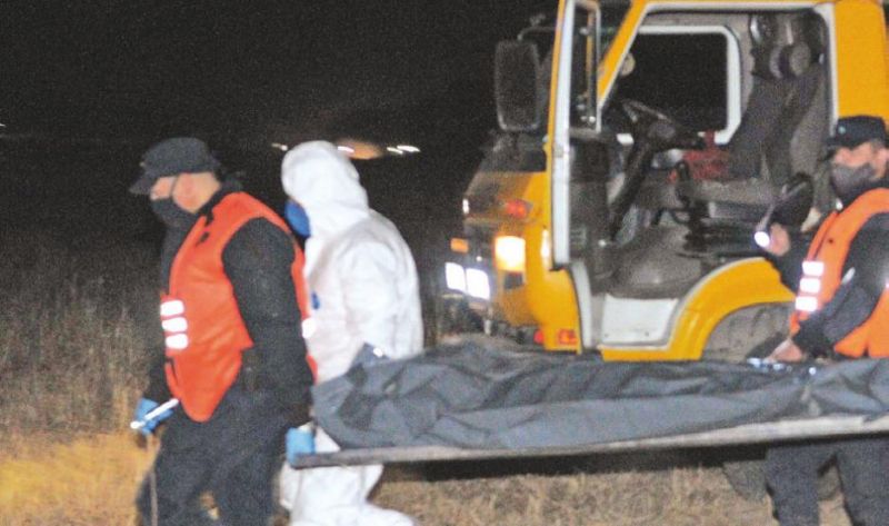 Un automóvil embistió desde atrás a un tractor y a su vez fue chocado por otro auto: al menos un muerto y cuatro heridos grave