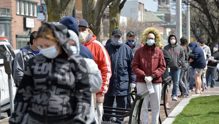 Coronavirus en EEUU: crece el desempleo y la gente hace largas filas para recibir comida