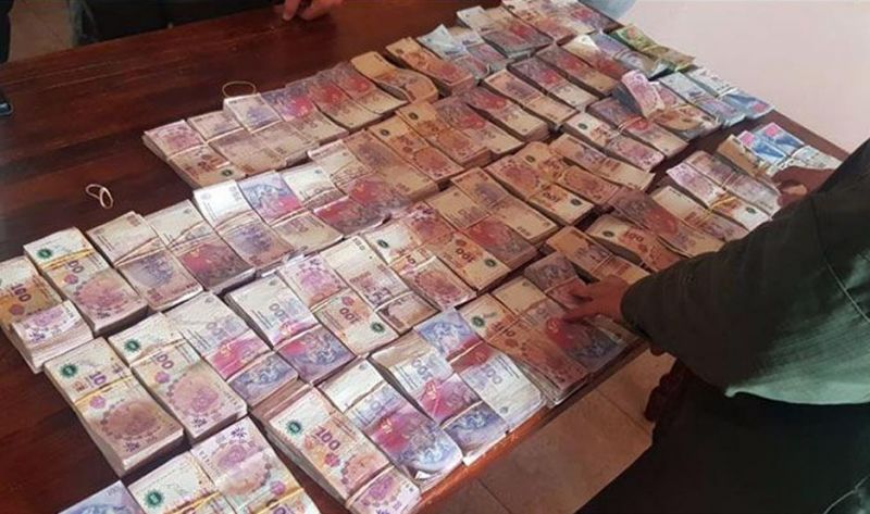 Gendarmería incautó casi un millón de pesos ocultos en un camión