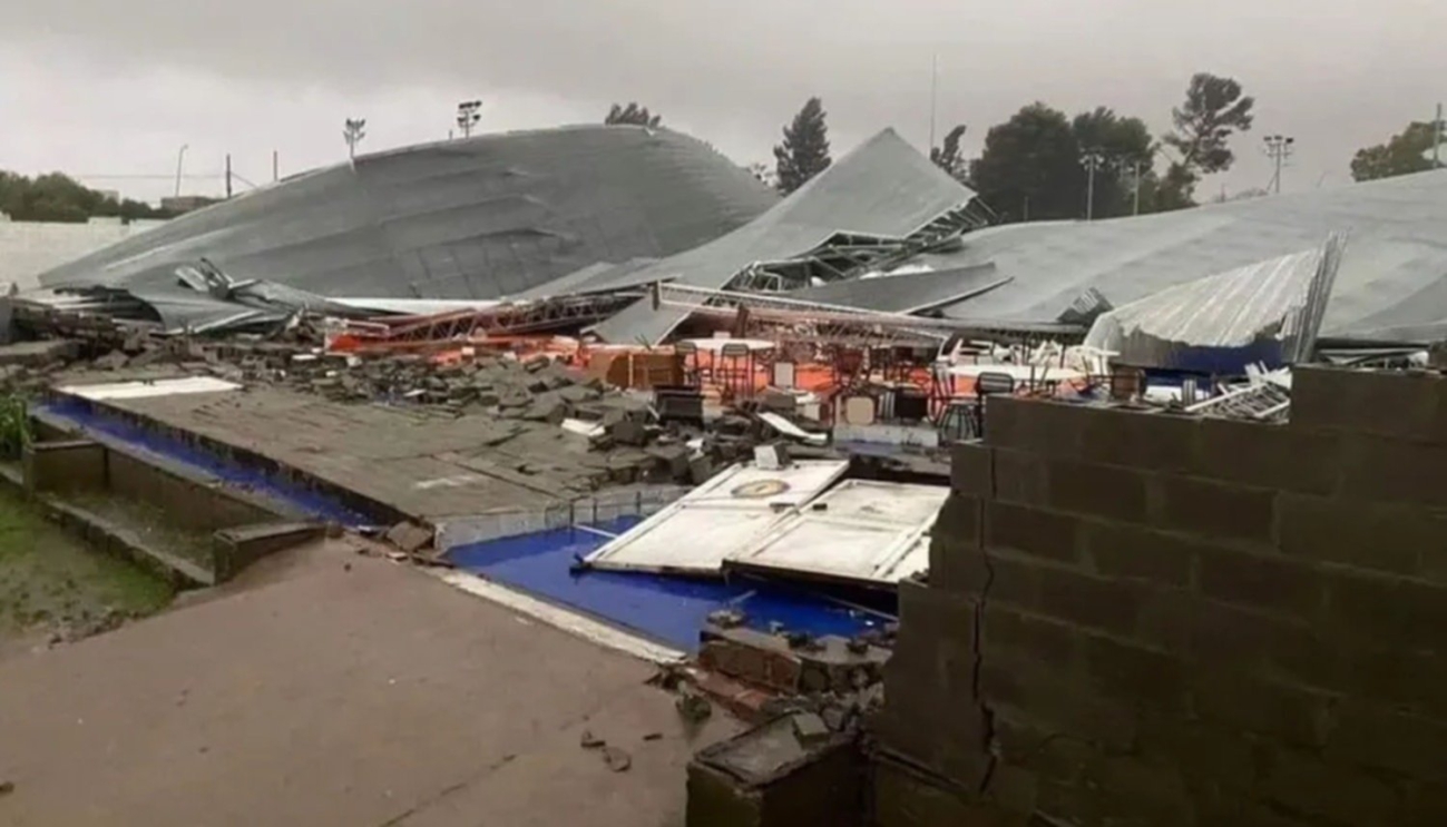 Temporal trágico en Bahía Blanca: Murieron 13 personas al derrumbarse el techo de un club