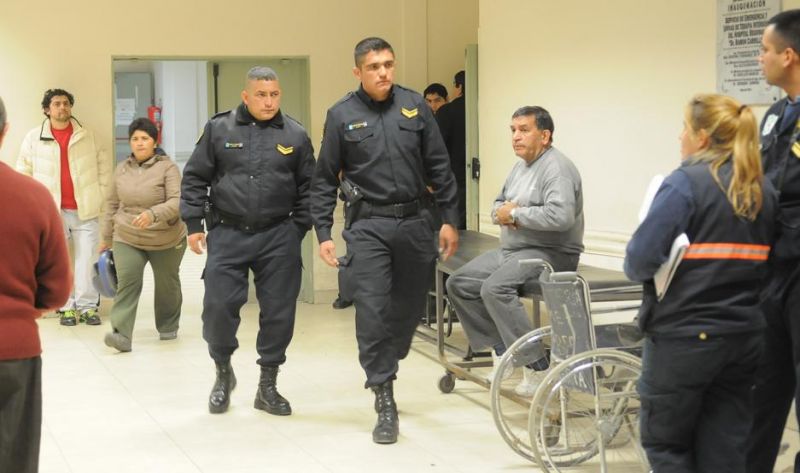 El colmo: abrió la puerta de su casa y un amigo del ex le arrojó ácido en todo el cuerpo