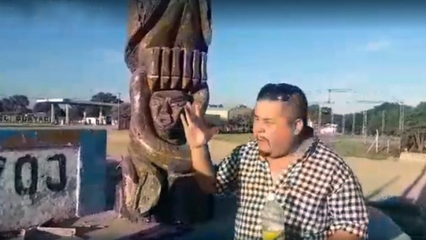 Video | Pastor derriba estatuas en Sachayoj porque dice que son demoníacas