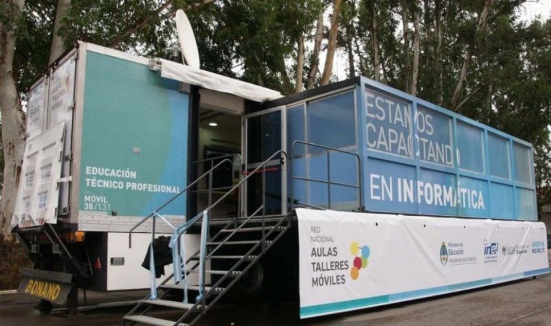 Perczyk entregó a Santiago del Estero Aulas Talleres Móviles para capacitar y formar en oficios