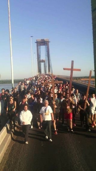 Cortan el puente Chaco Corrientes por el Viacrusis interprovincial
