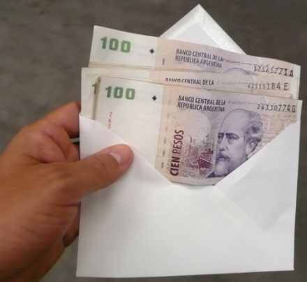 En menos de un lustro el salario mínimo en dólares cayó casi un 50%