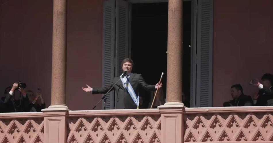 Milei saludó desde el balcón de la Casa Rosada: "Es el fin de la noche populista"