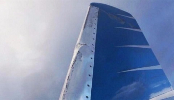 Un avión de Aerolíneas impactó una de sus alas contra una torre de iluminación