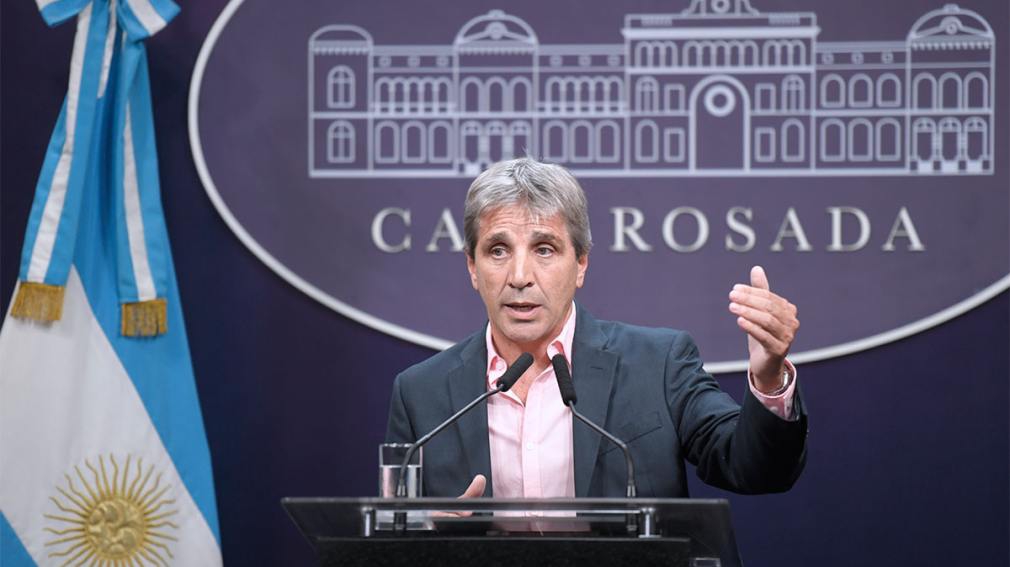 Luis Caputo explicó por qué el pago de haberes a los jubilados se realizará en dos cuotas: "Es puramente administrativo"