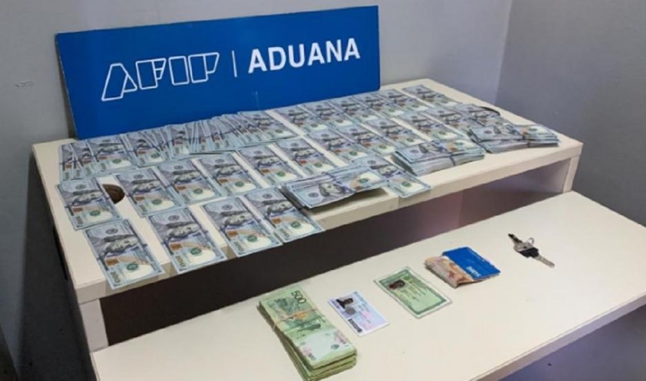 Quiso cruzar la frontera con US$ 40.000 dólares escondidos en los tobillos: usó medias y papel film