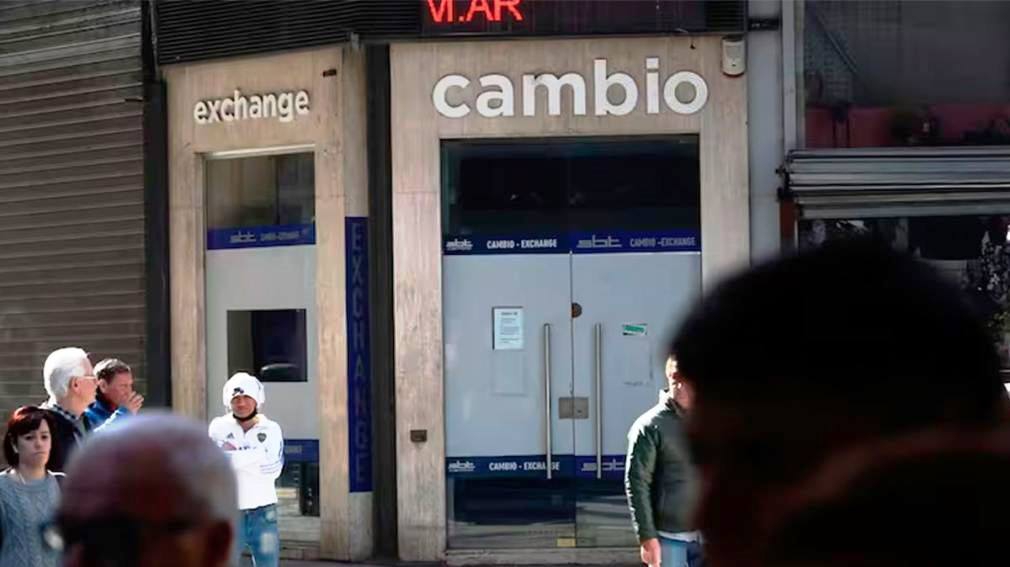 El gobierno paralizó la venta del dólar blue con operativos en bancos, casas de cambio y estudios contables