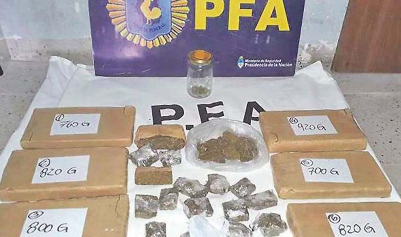 Detuvieron a dos policías con 10 kilos de marihuana listos para la comercialización