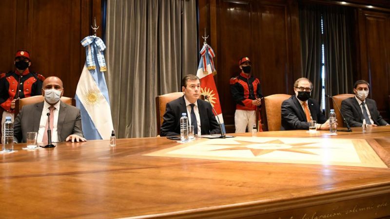 Zamora recibió a Juan Manzur y Jorge Argüello en la Casa de Gobierno