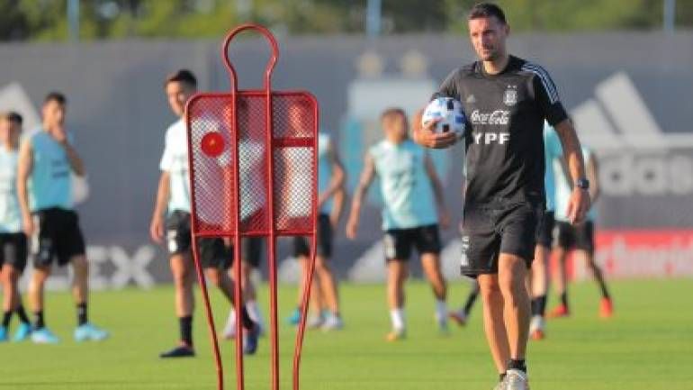Argentina, con numerosas bajas, defiende su invicto ante Colombia en Córdoba